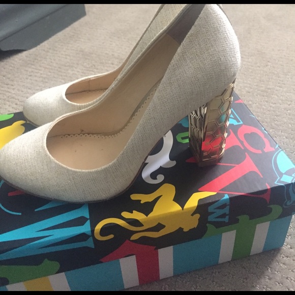 C. Wonder Honeycomb Heels, Size 6 - Picture 2 of 4